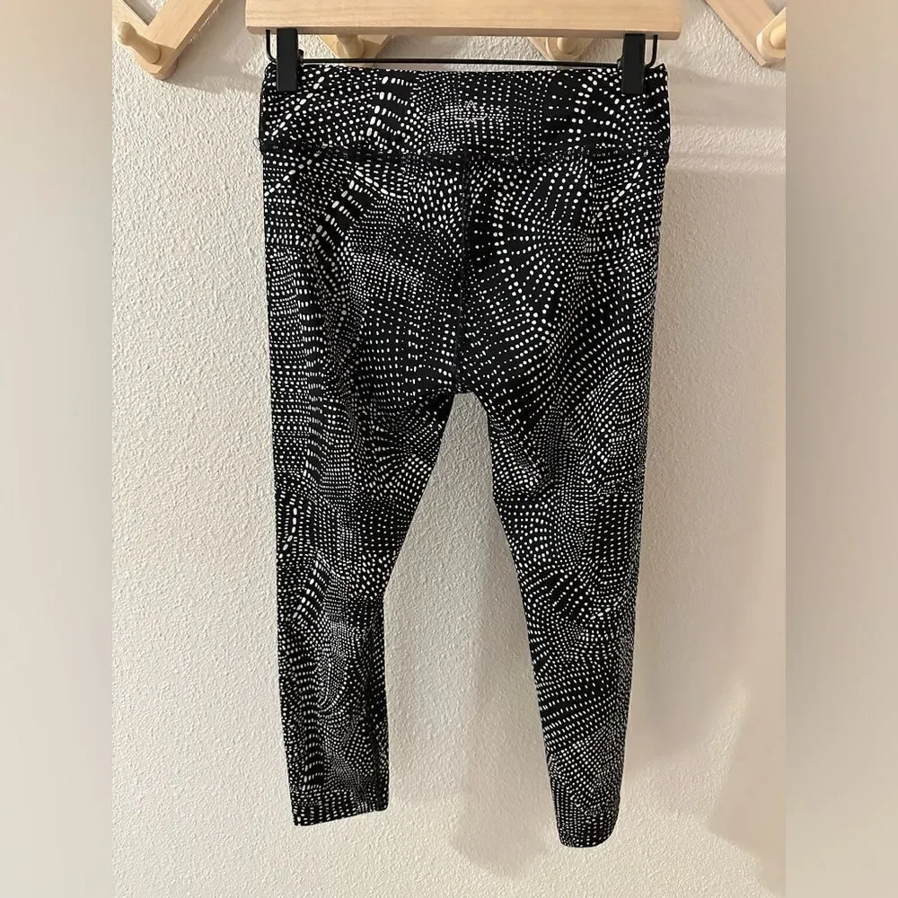 Beyond Yoga Lux Print Capri Legging in Swirling Dot Sz. M